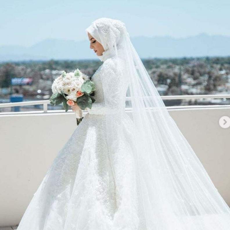 لفات طرح العروس المحجبة متنوعة