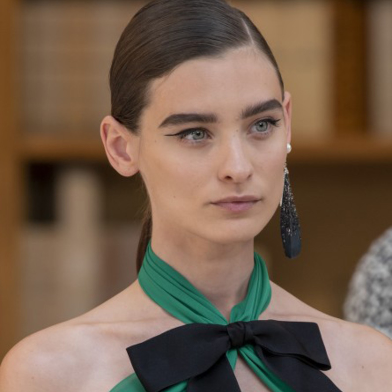 آيلاينر مجنّح وتسريحات ذيل الحصان في مجموعة شانيل لشتاء 2019