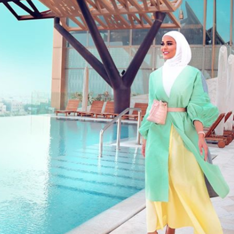 اختارت دلال الدوب اطلالة ناعمة باللون الزهري