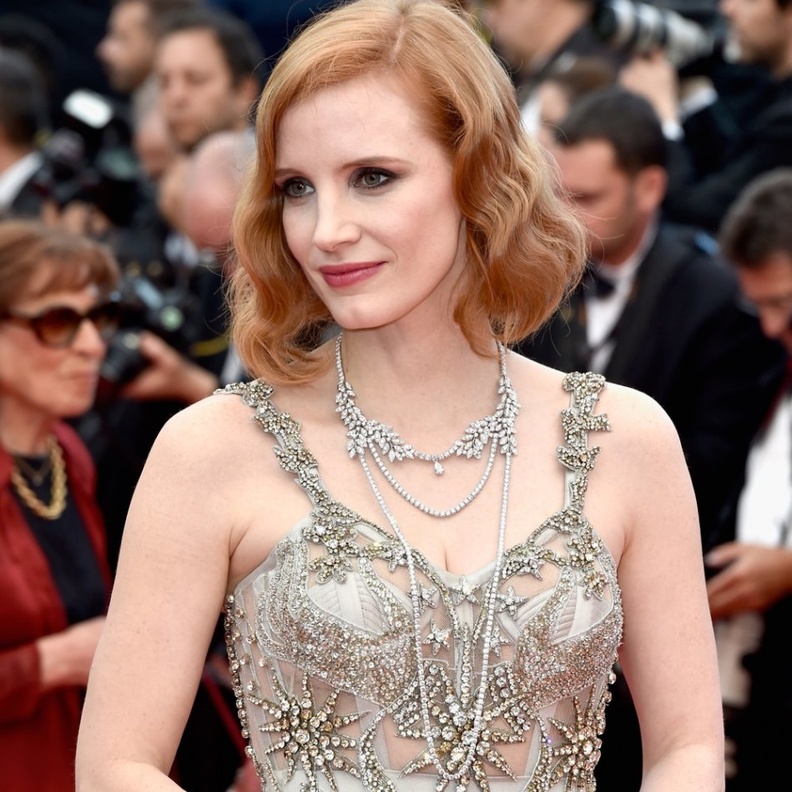  جيسيكا شاستاين في إطلالة زينتها بزوج من الأقراط الزرقاء الطويلة من ماركة Sutra Jewels