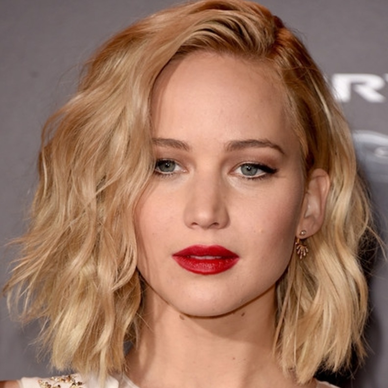 أدريانا ليما Adriana Lima تعتمد الآيلاينر الأسود