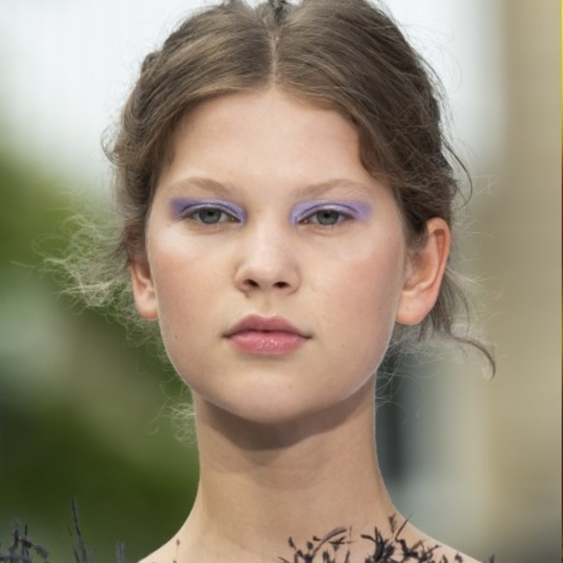 خطوط الآيلاينر البنية على الجفنين العلوي والسفلى من Tony Ward