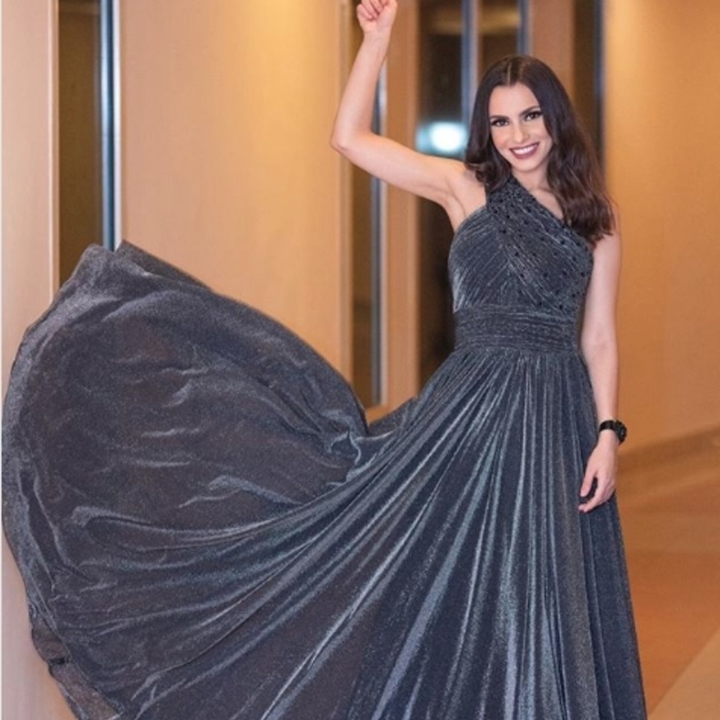  اختارت كارمن سليمان فستان سهرة باللون الفضي الميتالك