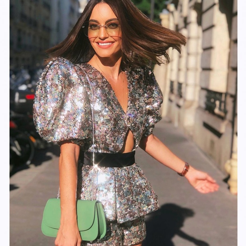 كارن وازن بالفستان المرجاني في شوارع باريس