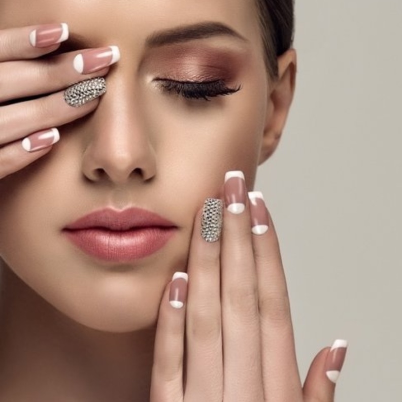 اختاري اللون الأزرق لليد السمراء