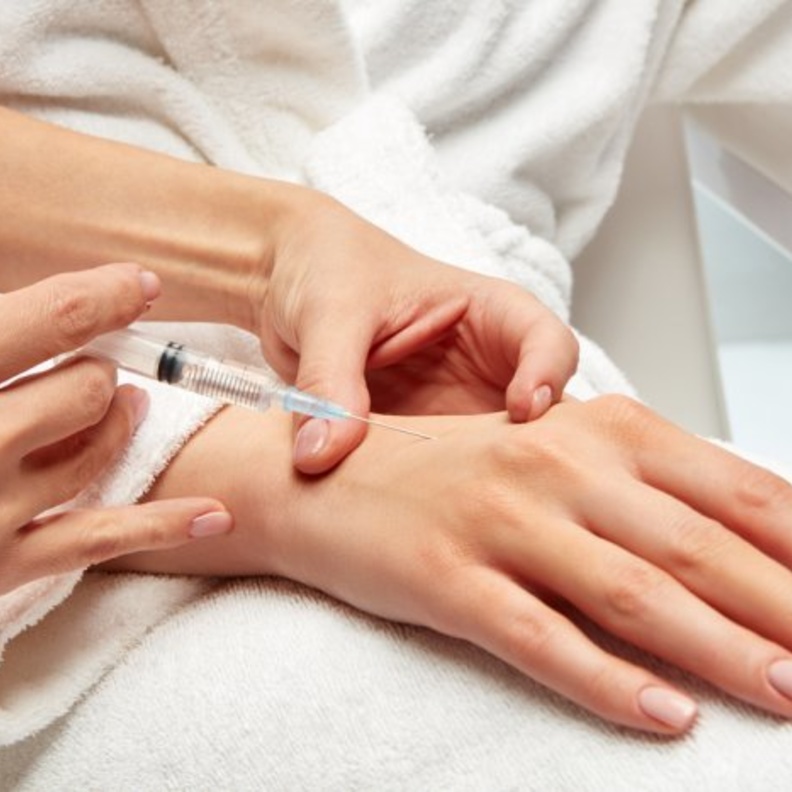 اخضعي لعملية تجميل اليدين للتخلص من علامات الشيخوخة والتجاعيد