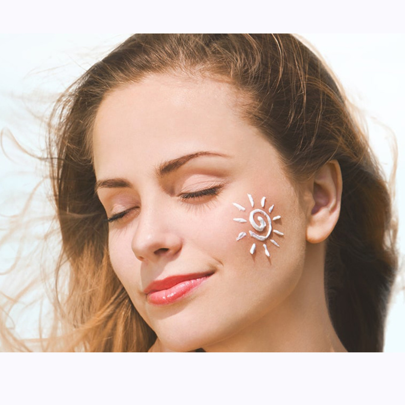 اكثري من شرب الماء وضعي دائما واقي شمس لتفادي حروق البشرة