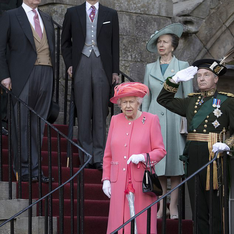 ملكة بريطانيا تستضيف حفل حديقة جديد في قصر هوليرود