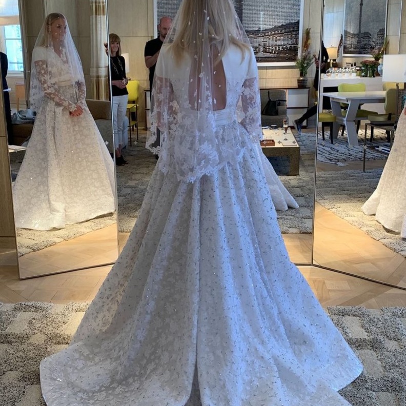 صوفي تيرنر في فستان زفاف من Louis Vuitton