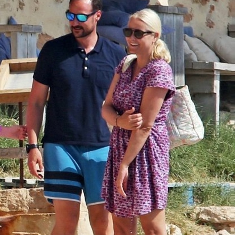 العائلة المالكة النرويجية في عطلة سياحية في فورمينتيرا