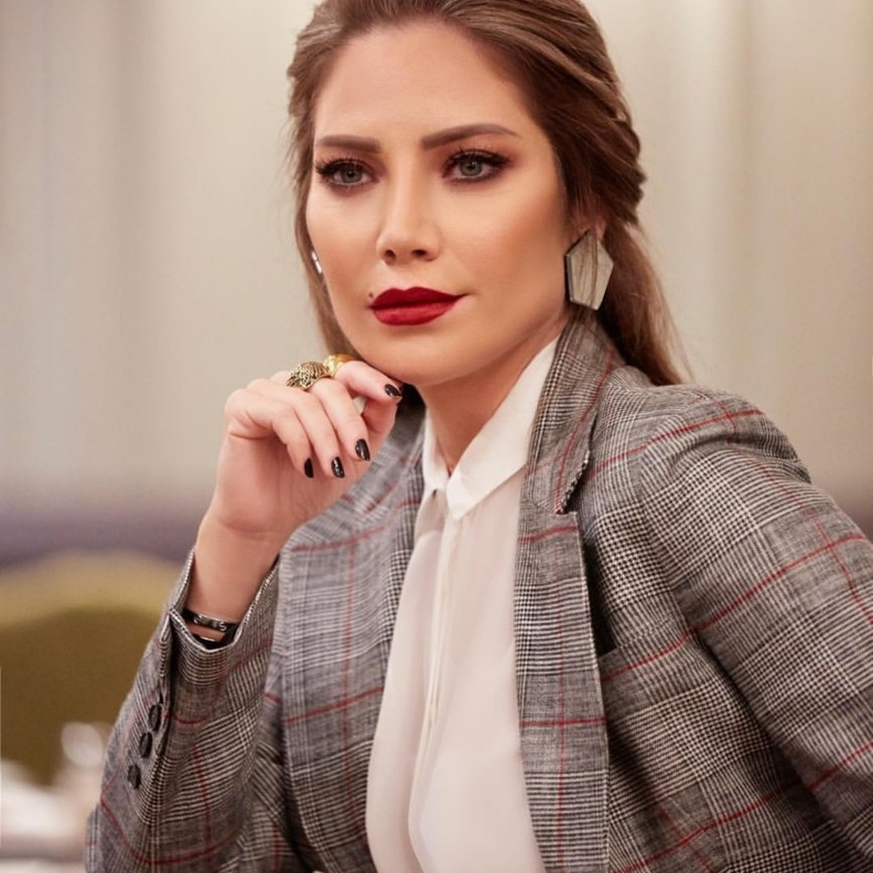 أحمر شفاه قوي مع تطبيق مكياج سلافة معمار البارز