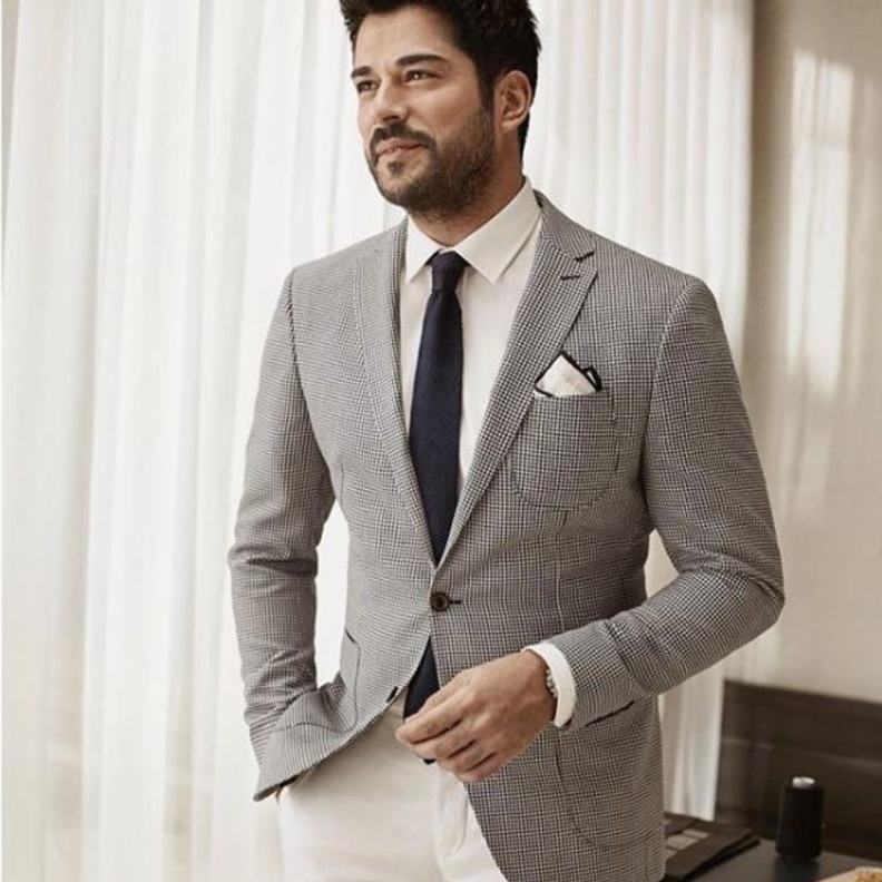 أغلب الصور التي ينشرها بوراك على صفحته على إنستقرام يطلّ فيها بالبدلة الرسمية