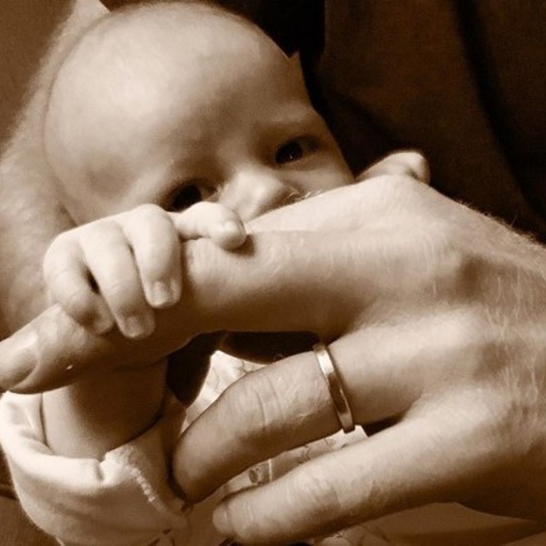 الأمير هاري وميغان ماركل يقدمان طفلهما للعالم