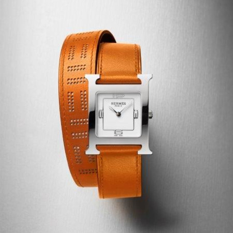 ساعة Heure H المُزينّة بحزام مزدوج به زخارف ذات ثقوب جميلة مشمشية اللون