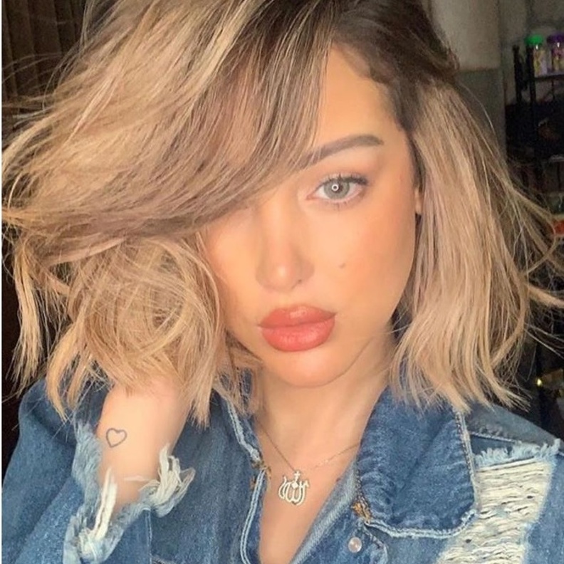 أي صبغة شعر برأيك ناسبت ملامحها أكثر؟