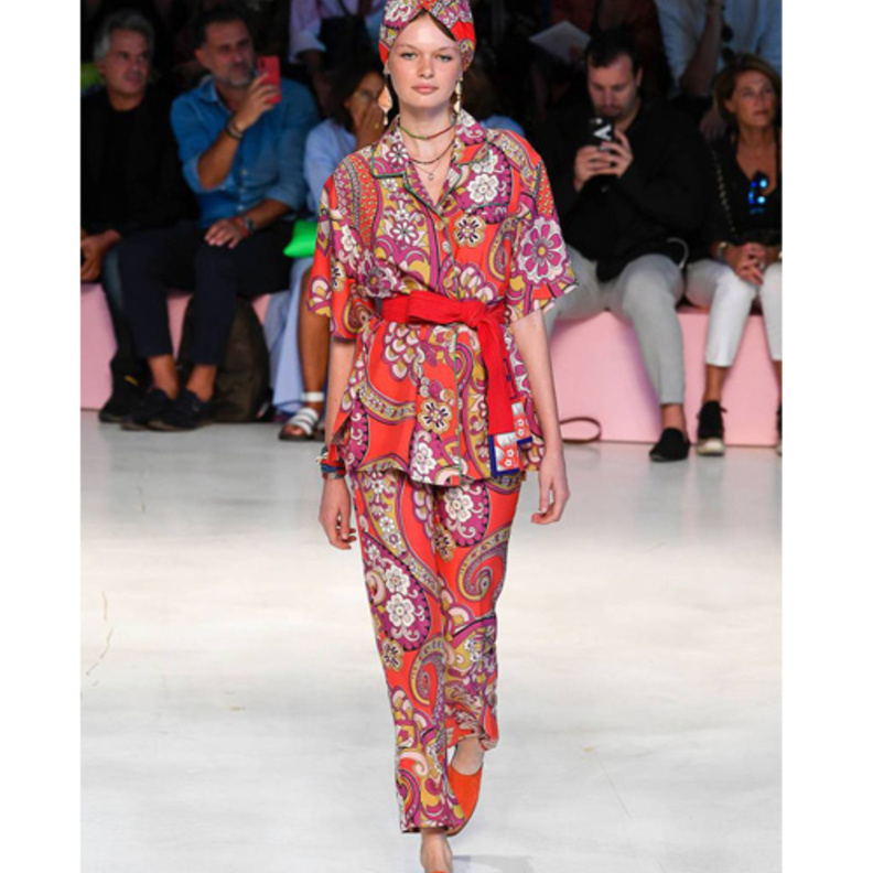 إطلالة كاملة بطبعة الورود من Etro