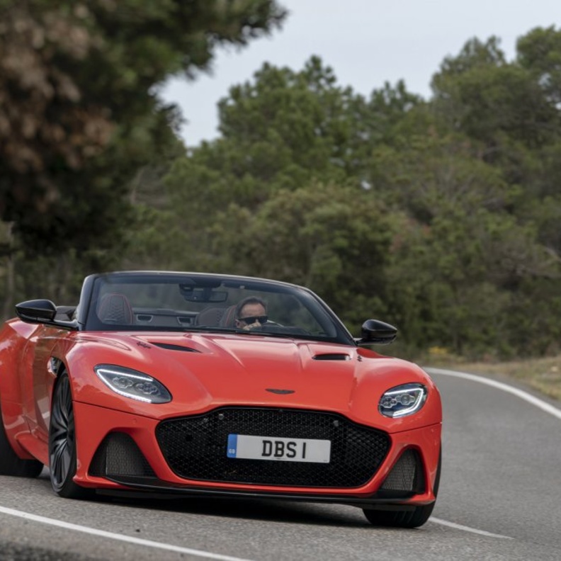 أستون مارتن تطرح نسخة قابلة للكشف من سوبر ليجيرا الخريف المقبل