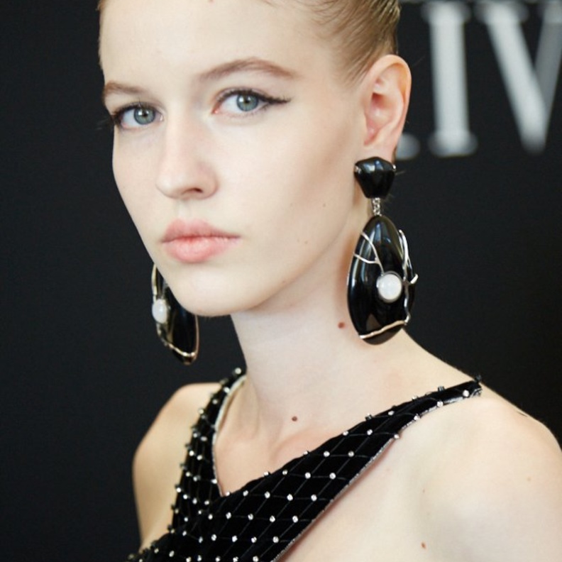 ليندا كانتيلو تُجسّد مجموعة ARMANI لخريف وشتاء 2019 بالماكياج