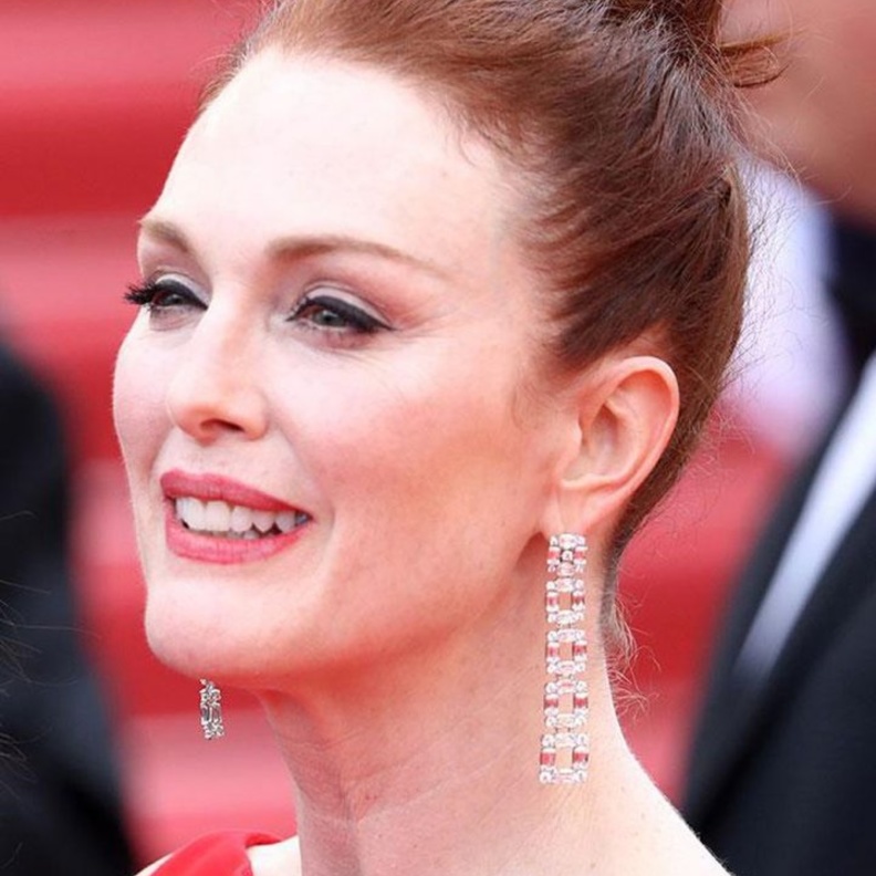 جوليان مور بزوج من الأقراط  من ماركة Boucheron