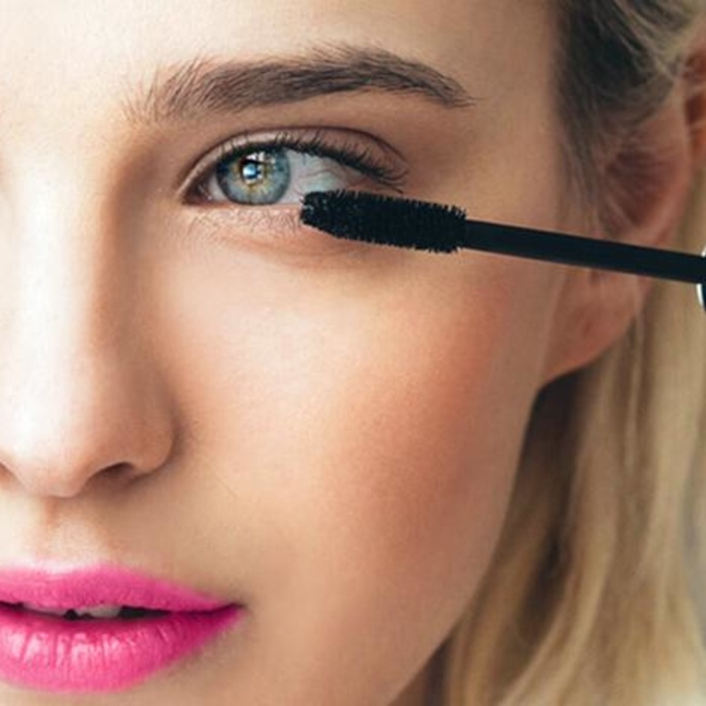 استخدمي الزيوت لفرك رموشك ومنحها طول وكثافة