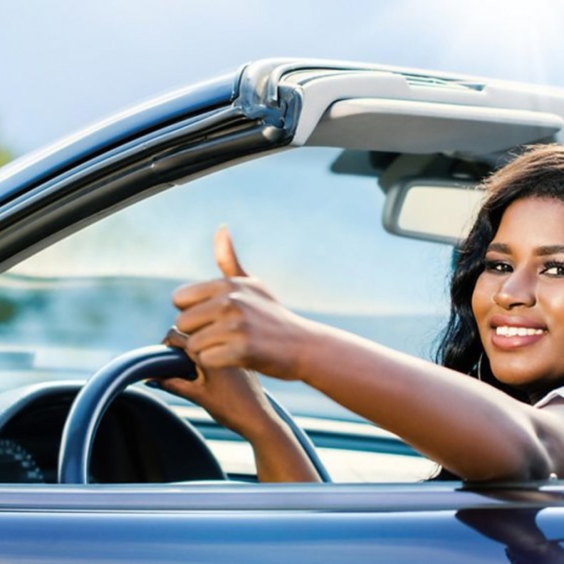 احرصي على الجلوس في وضع الجلوس الصحيح أثناء القيادة