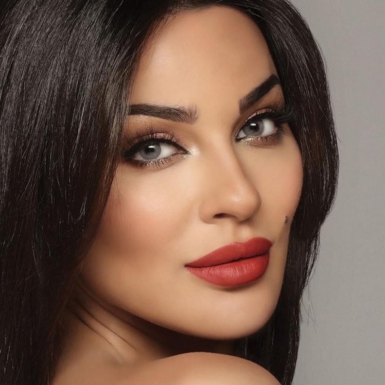 من الأجمل بالعدسات اللاصقة الملونة؟