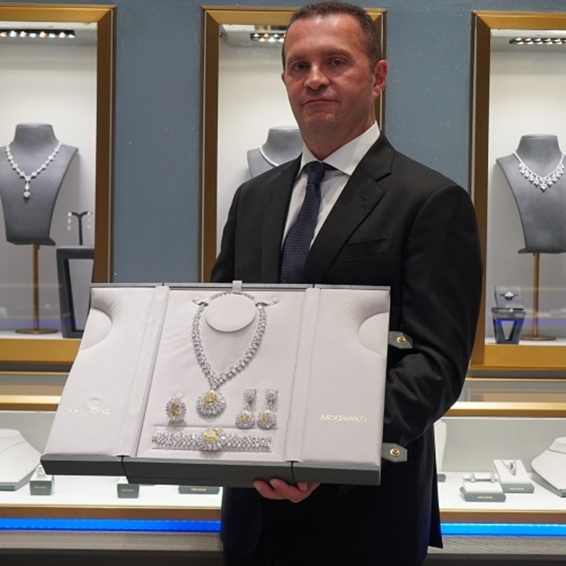 باسكال معوّض في لقاء حصري مع مجلة هي للكشف عن طقم "معوّض دراغون"