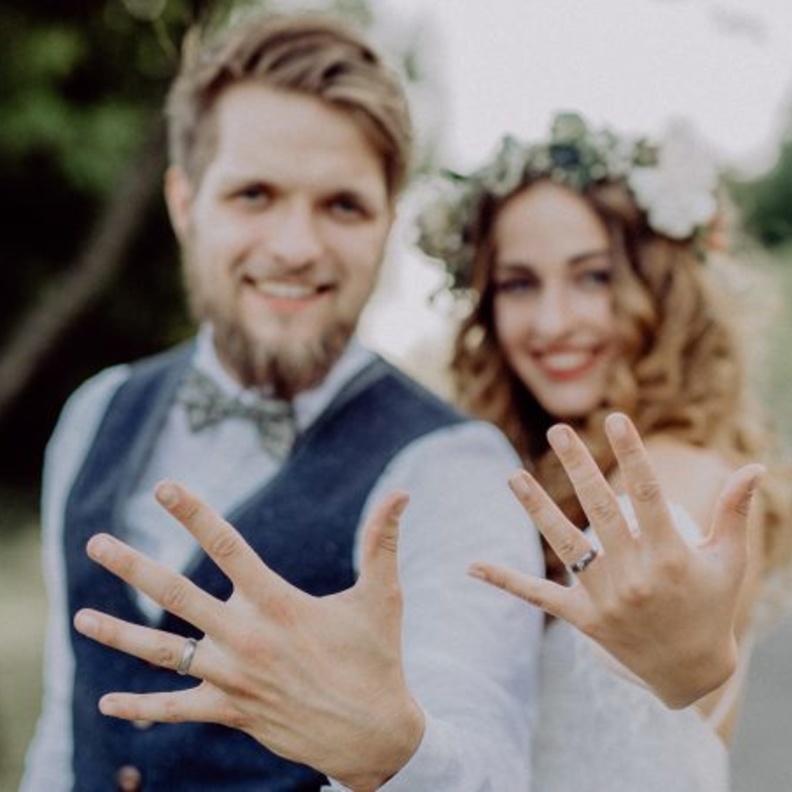 رجل السرطان حساس ورقيق وعاطفي جداً ويمكنه تفهّم احتياجات امرأة الحوت