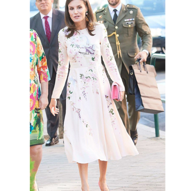 إطلالة انيقة بطبعة الورود من تصميم Carolina Herrera