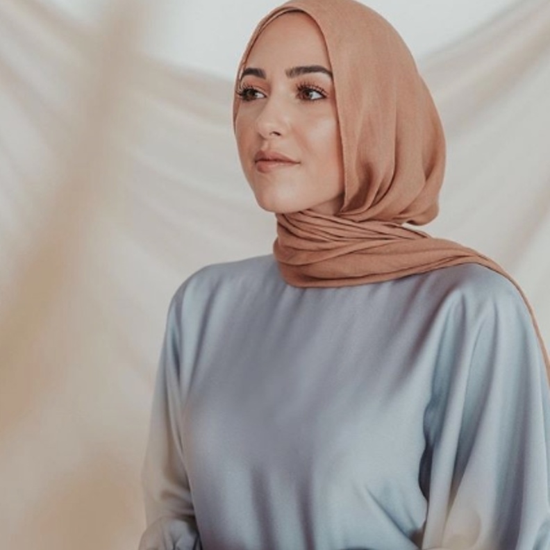 اختارت نبيلة كريم الحجاب باللون الأسود بأسلوب اللفّة المسترخي