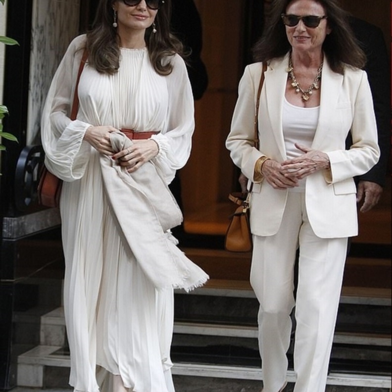 ارتدت أنجلينا جولي Angelina Jolieالفستان الموحد باللون الأبيض في باريس برفقة Jacqueline Bisset