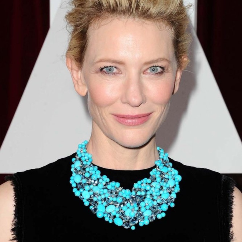 كيت بلانشيت بإطلالة أنيقة زينتها بزوج من الأقراط المرصعة من تصميم ماركة Chopard