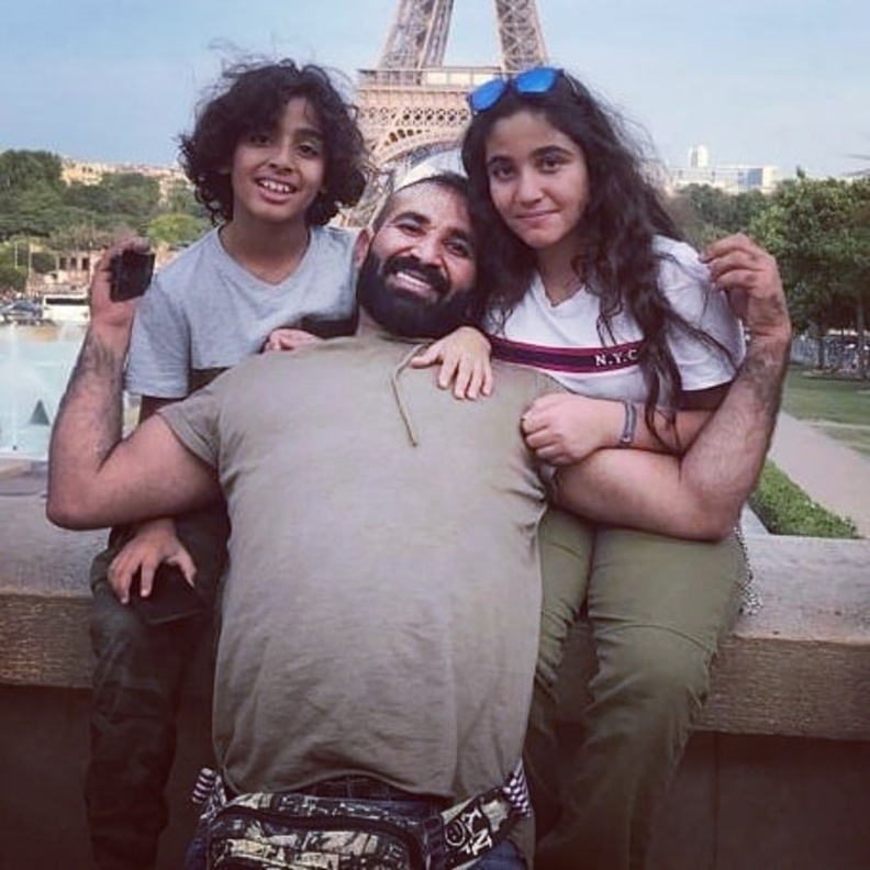 أحمد سعد يمضي إجازة مرحة مع طفليه