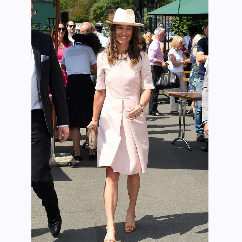 بيبا ميدلتون Pipa Middleton بفستان زهري فاتح مع النظارات السوداء