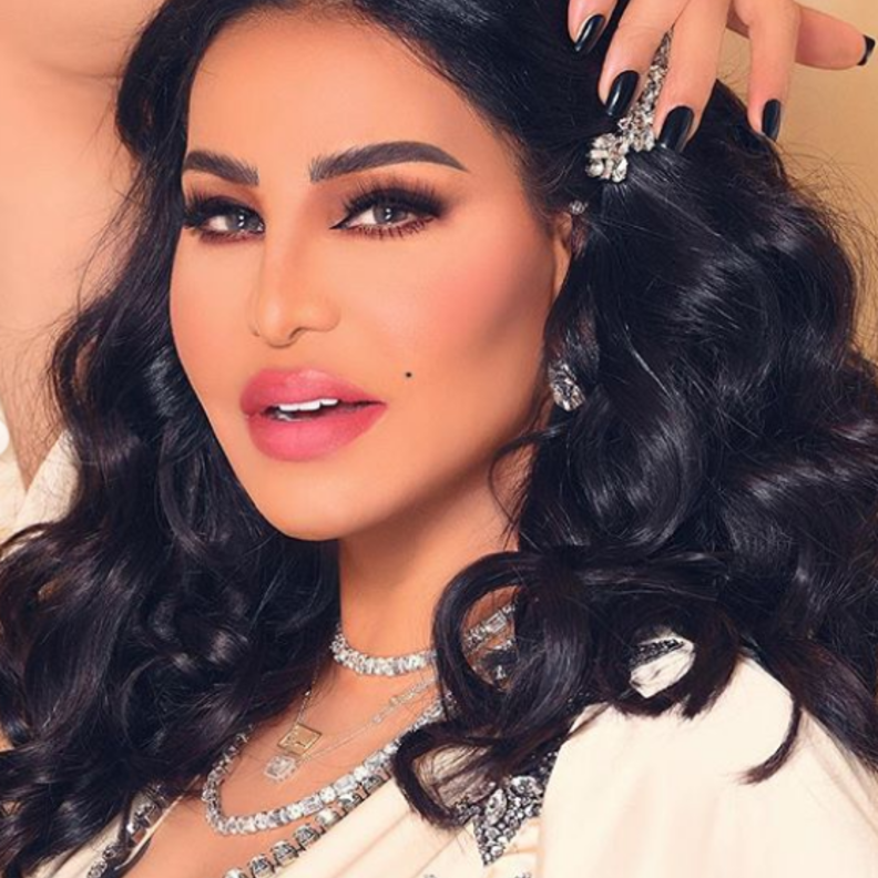 النجمة أحلام بالمكياج البرونزي الفخم