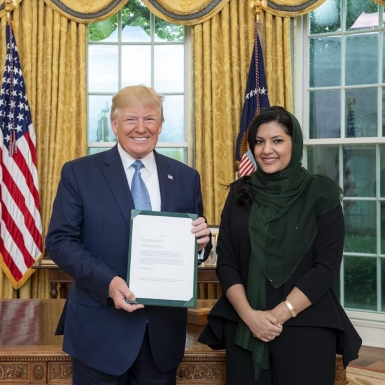 الأميرة ريما بنت بندر بن سلطان سفيرة السعودية في أمريكا تسلم أوراق اعتمادها للرئيس الأمريكي