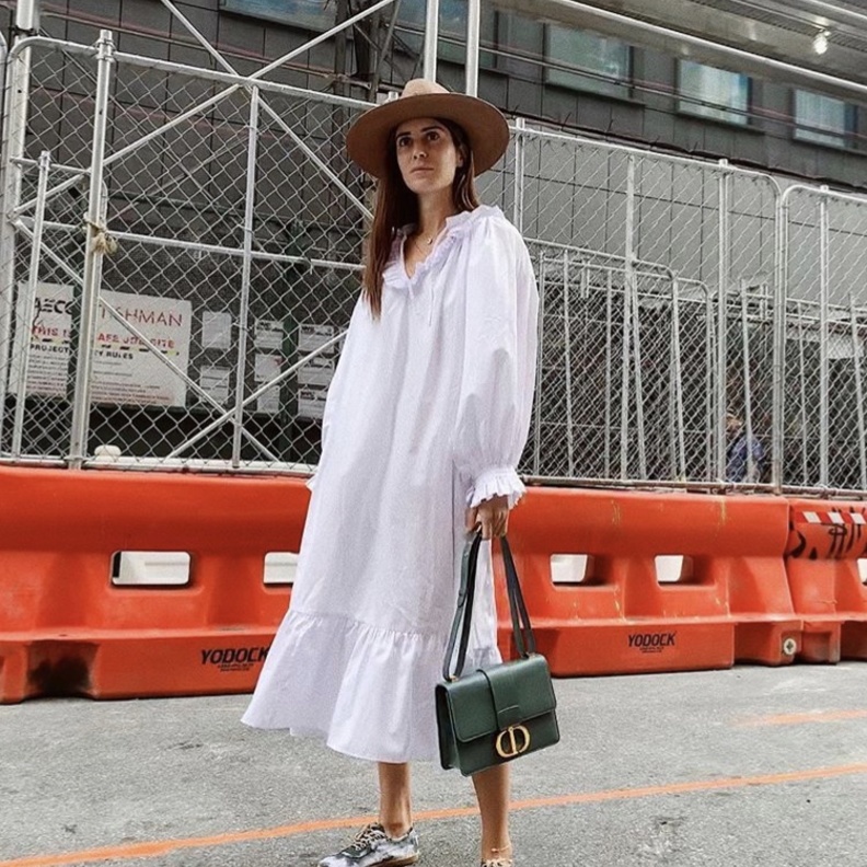 اطلالة رسمية بملامح جريئة وقميص ذات قصة أكمام منفوخة