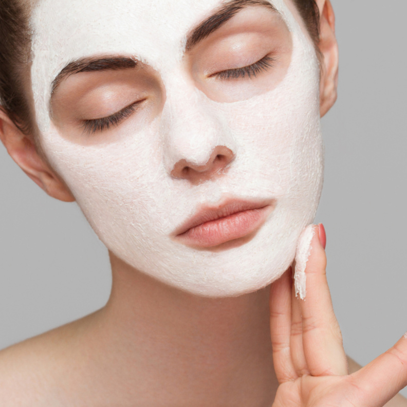 استخدمي الماسكات الطبيعية لحماية بشرتك من التوهج في فصل الصيف الحار