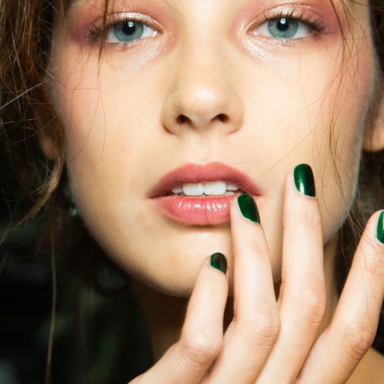 احدث الوان مناكير براقة لصيف 2019 تلفت النظر من Anna Sui