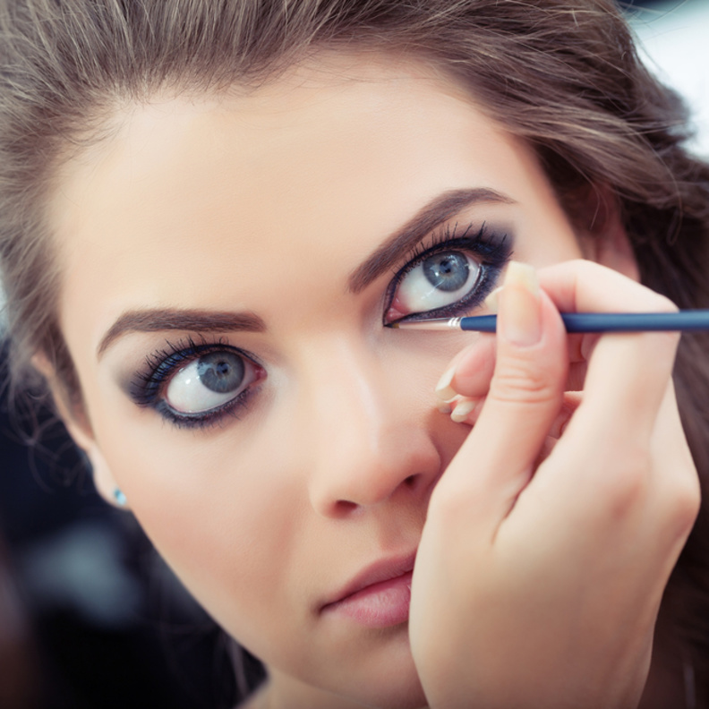 استخدمي نواة التمر في الكحل لانه لا يسبب التهابات في العين