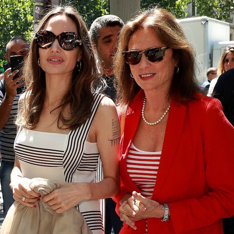 أنجلينا جولي و جاكلين بيسيت