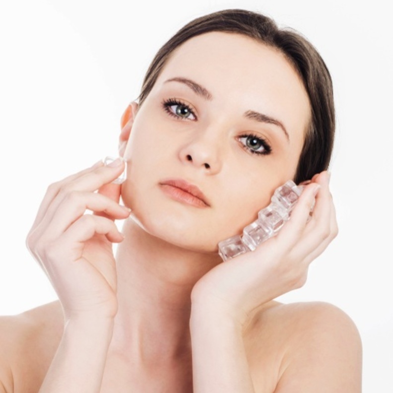 استخدمي مكعبات الثلج بالليمون لتصغير المسامات