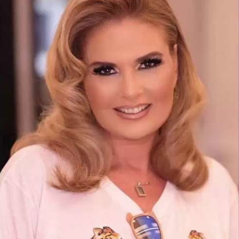 انها فنّانة حسّاسة وعاطفيّة، تَملُكْ الذكاء والمنطق كما التوازُن في الحِكم على الناس