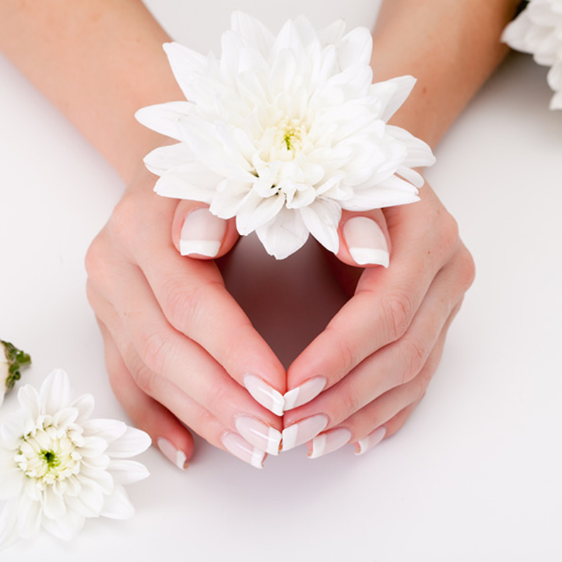 احصلي على شكل أكريليك أظافر جميل وبسيط يوم عرسك من خلال أكريليك أظافر مربعة كلاسيكية