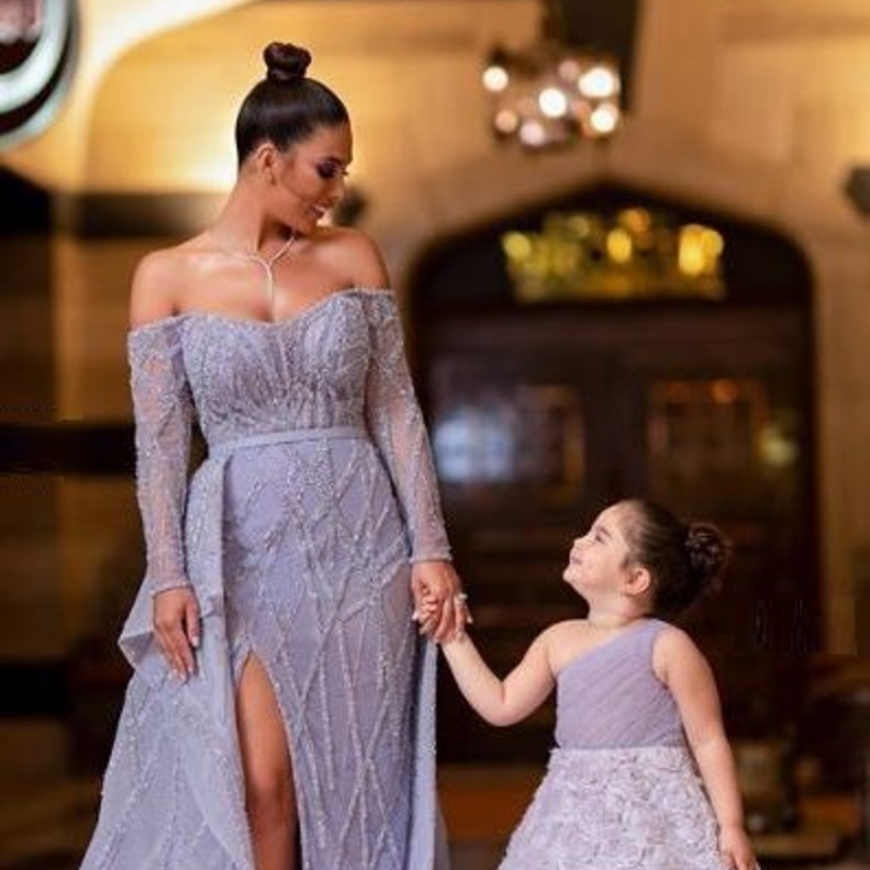 لين خطفت الأنظار بفستان ليلكي فاتح اللون الى جانب ابنتها