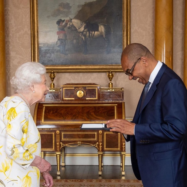 صورة تُظهر فرحة عازف الجاز جاري كروسبي أثناء تسلمه الميديلية الموسيقية من الملكة إليزابيث