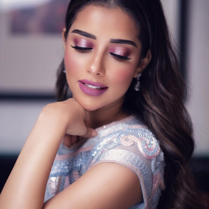 بلقيس فتحي بمكياج وردي جذاب