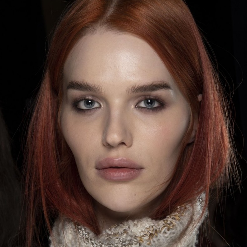 صبغات الشعر الأحمر الداكن من Blumarine