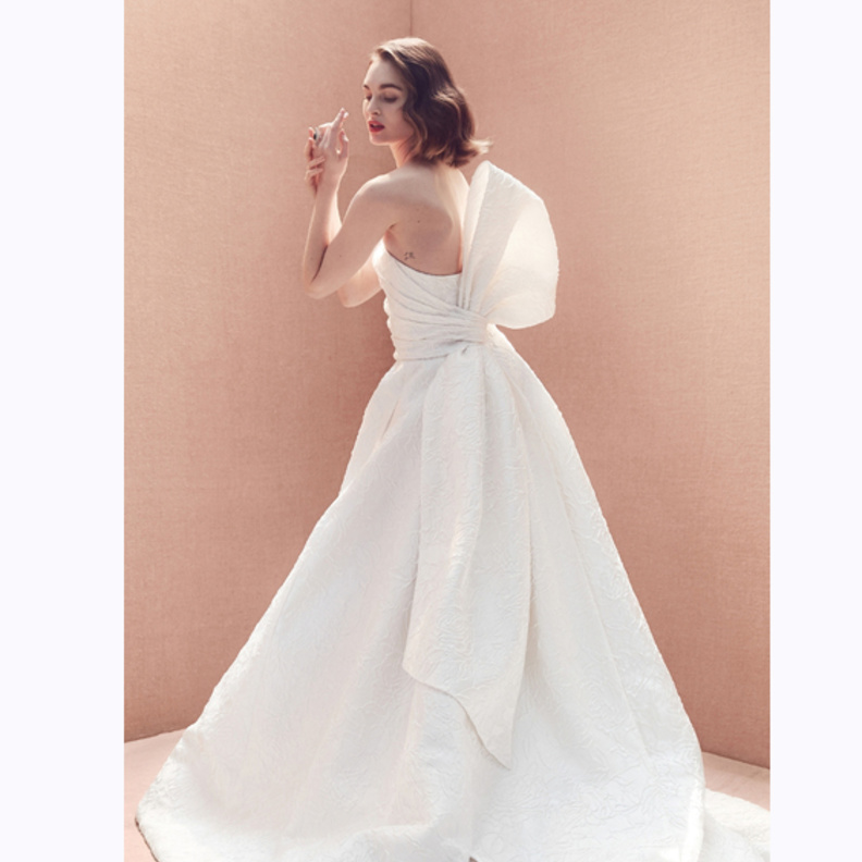 فستان من carolina herrera