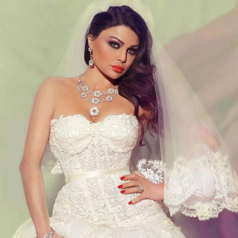 هيفا وهبي تمنح بشرتها بعض الراحة من المكياج